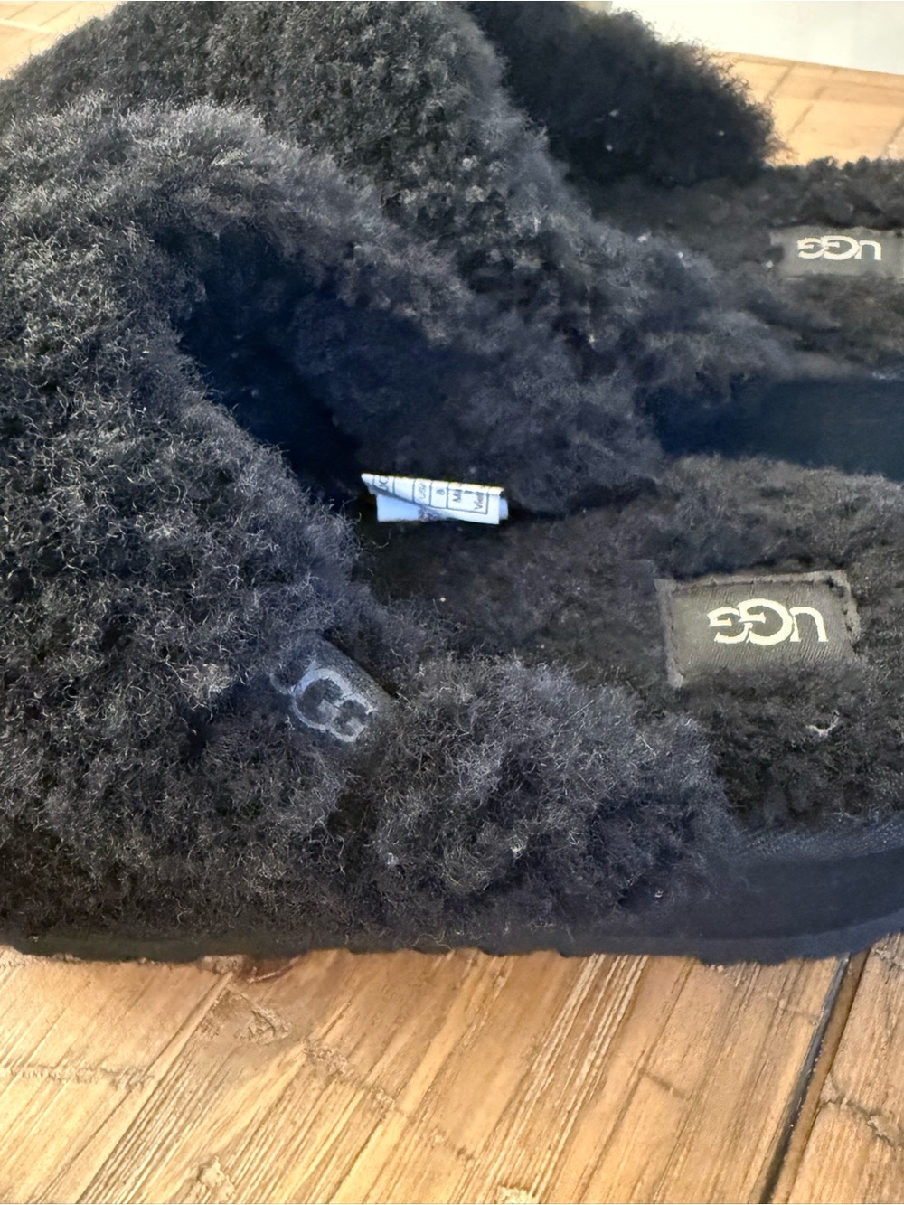 UGG Black Sheepskin Slippers Women’s Size 8 EU 39 Cozy Slip-On - Picture 6 of 8